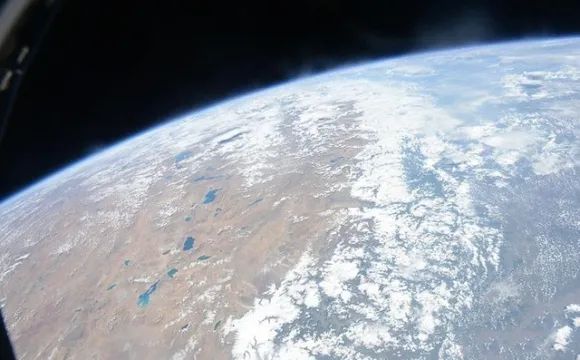 我的背后是地球 澎拜新闻