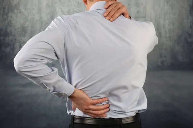 后背疼是因为累的别大意这样的疼痛可能与多种疾病有关