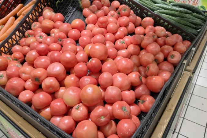 2021年10月22日,江苏常州,超市内售卖的西红柿.