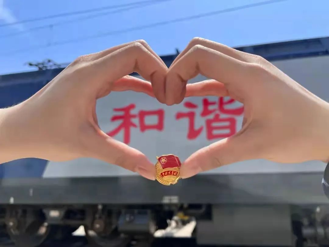 我和团旗团徽合个影秀出你的风采
