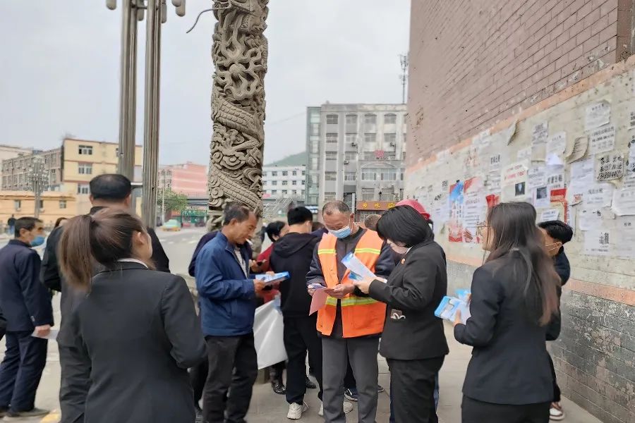 有效预防和惩治有组织犯罪,4月29日,清涧县人民法院组织干警上街开展