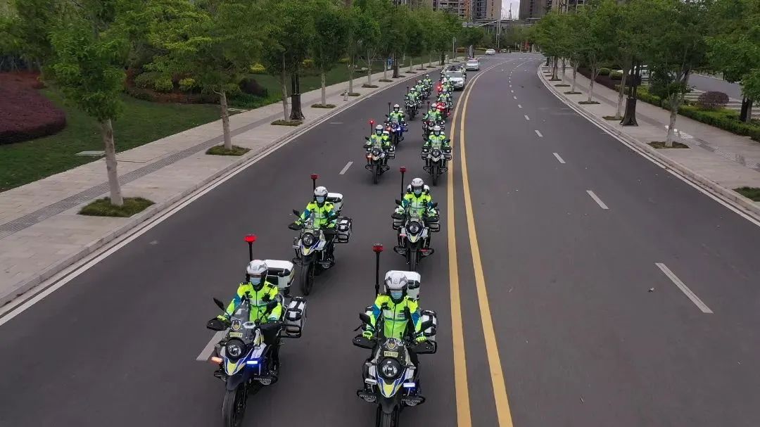 女子骑警队闪亮登场展现柔性执法的良好形象