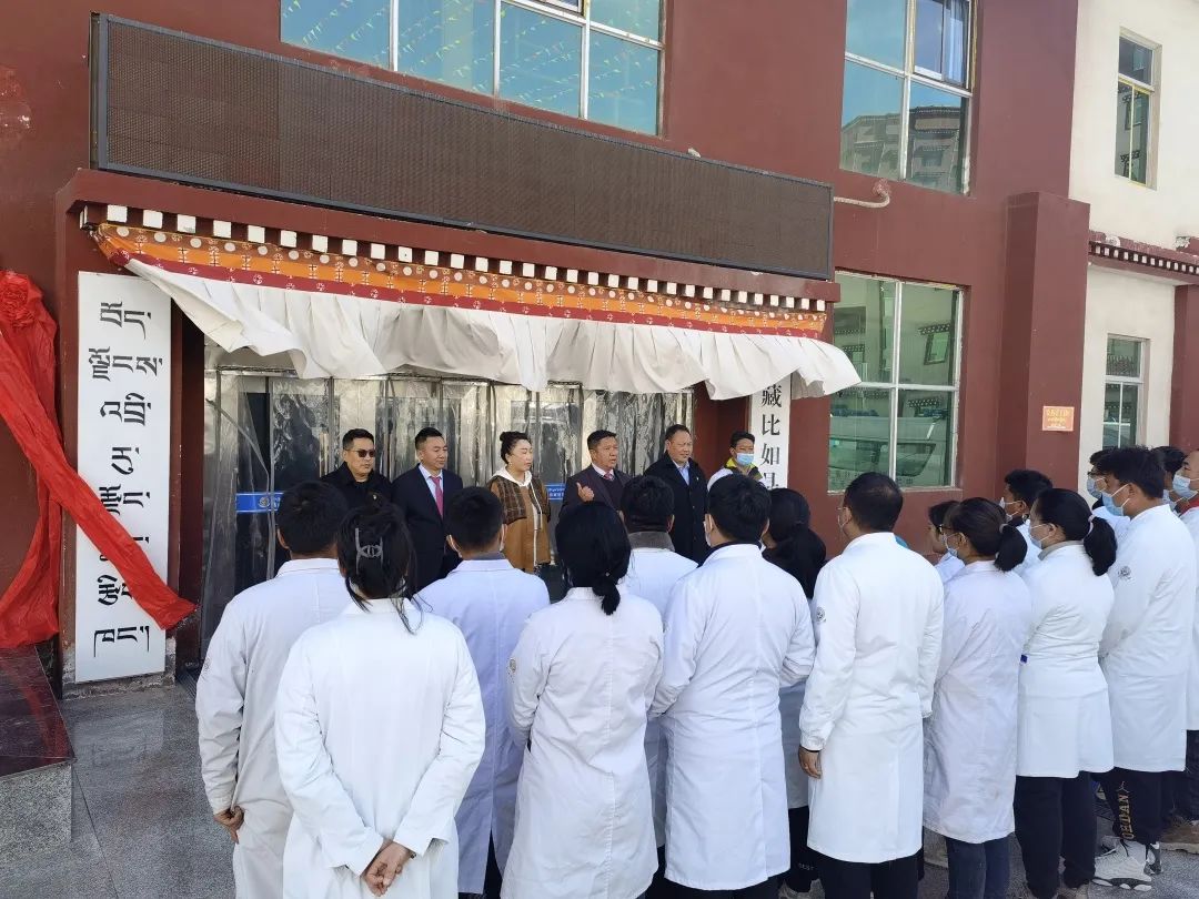 比如县藏医院举行二级乙等藏医院揭牌仪式