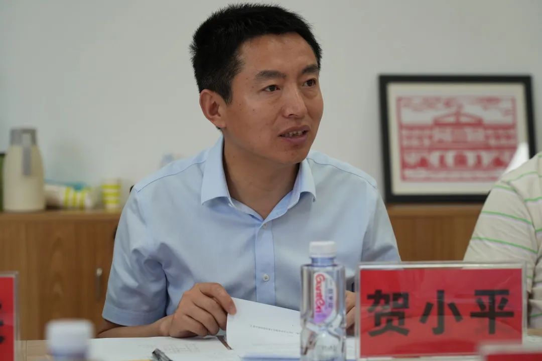 县人大代表贺小平(南溪中学党支部书记,校长)建议:应将学校作为基地