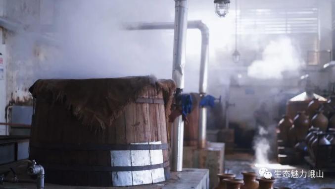 整个车间成了一个"蒸汽世界"白色水汽不断从堆得冒尖的甑锅飘出浓郁的