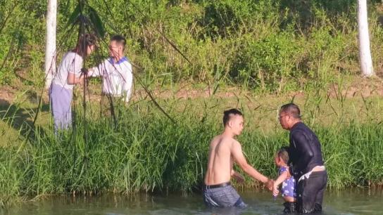 他们奋不顾身跳入水中实施救援第一时间发现小男孩溺水后来宾市民张