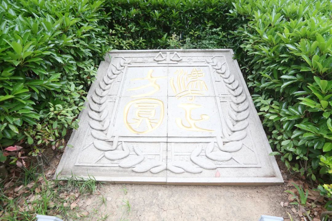 "法正方圆"巨型花岗岩印章01"镜园"法文化中心的典型