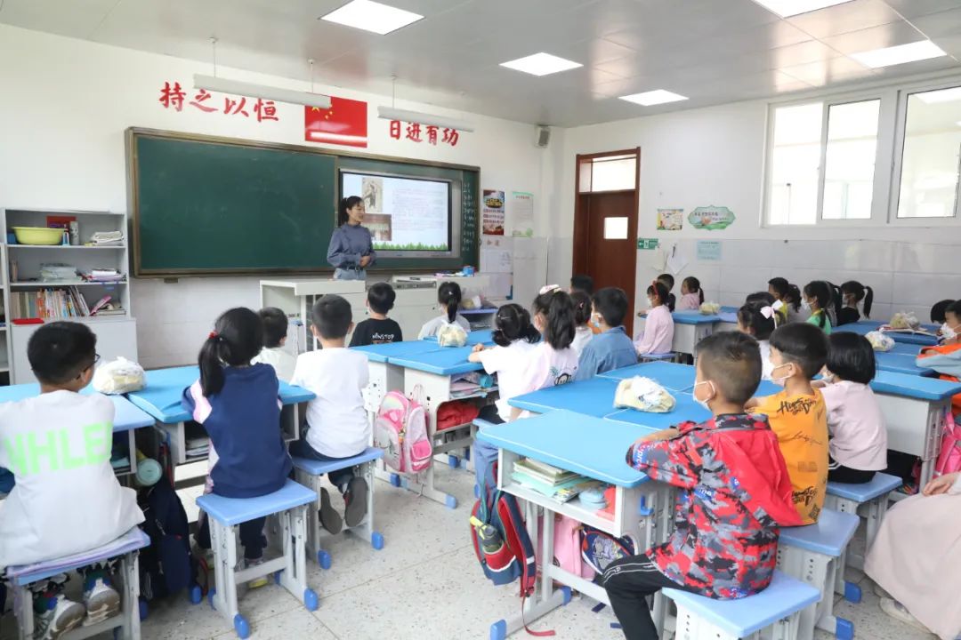 识百草制香囊当一回小神农我院医师走进龙湖小学讲解中医药文化