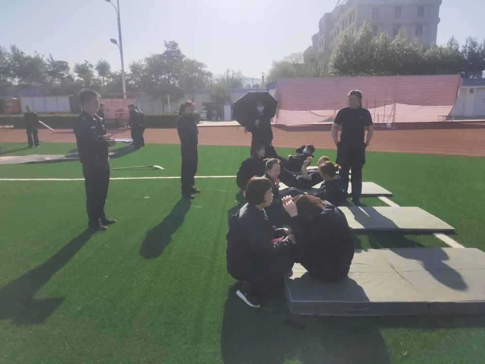 以测促练以练促战阿盟公安局交管支队开展全警实战大练兵之体能测试