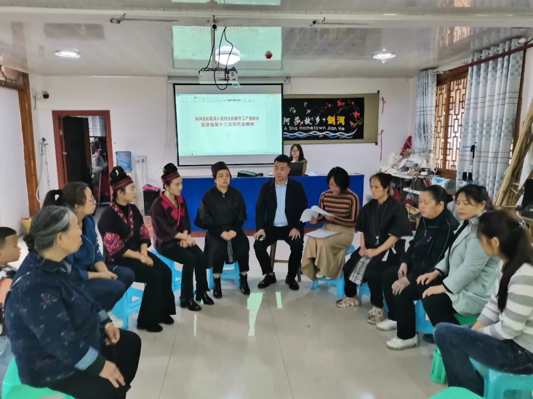 剑河县妇联副主席杨庭燕用通俗易懂的语言向剑河县妇女民族手工产业