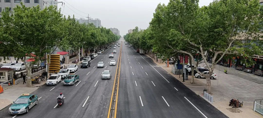 安丘市南城区永安路雨污分流管道改造工程施工现场,机器轰鸣,工程车