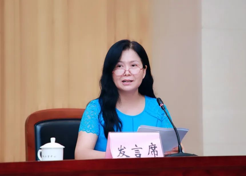 东莞市女科技工作者联盟副会长,东莞理工学院材料学院副院长李润霞