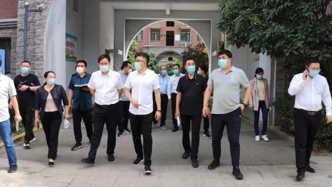 5月25日下午,内丘县委书记管志民到南关农贸市场,翰林府小区和背街