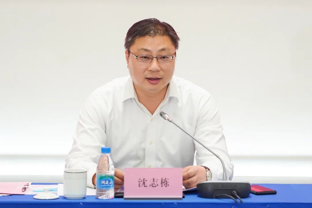 沈志栋边听边记,不时与企业家互动交流,听取大家对推进上市工作的意见