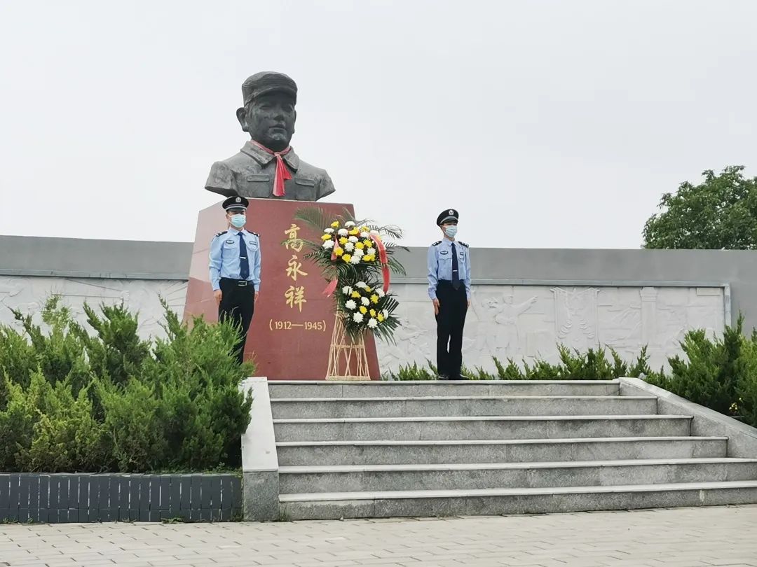 在高永祥烈士纪念广场整齐列队向先烈致敬