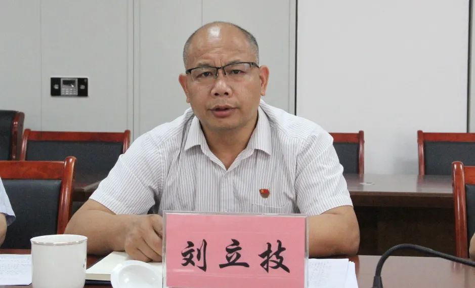 该院副院长吴逢仕,综合审判庭法官及市司法局相关人员参加调研座谈会