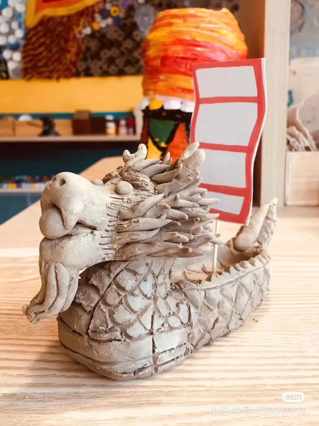 而在这里,龙舟和泥塑碰撞出了新的火花,孩子可以在泥塑匠人朱茂盛老师