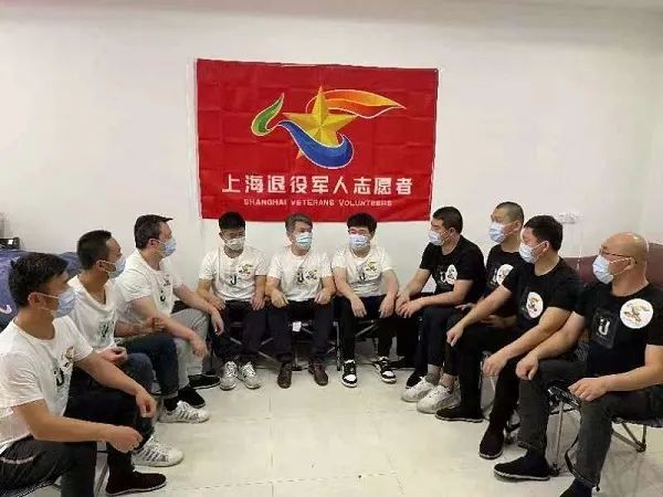 "尖刀班"连轴转在松江区九亭镇九新公路788号隔离点,由退役军人组成的