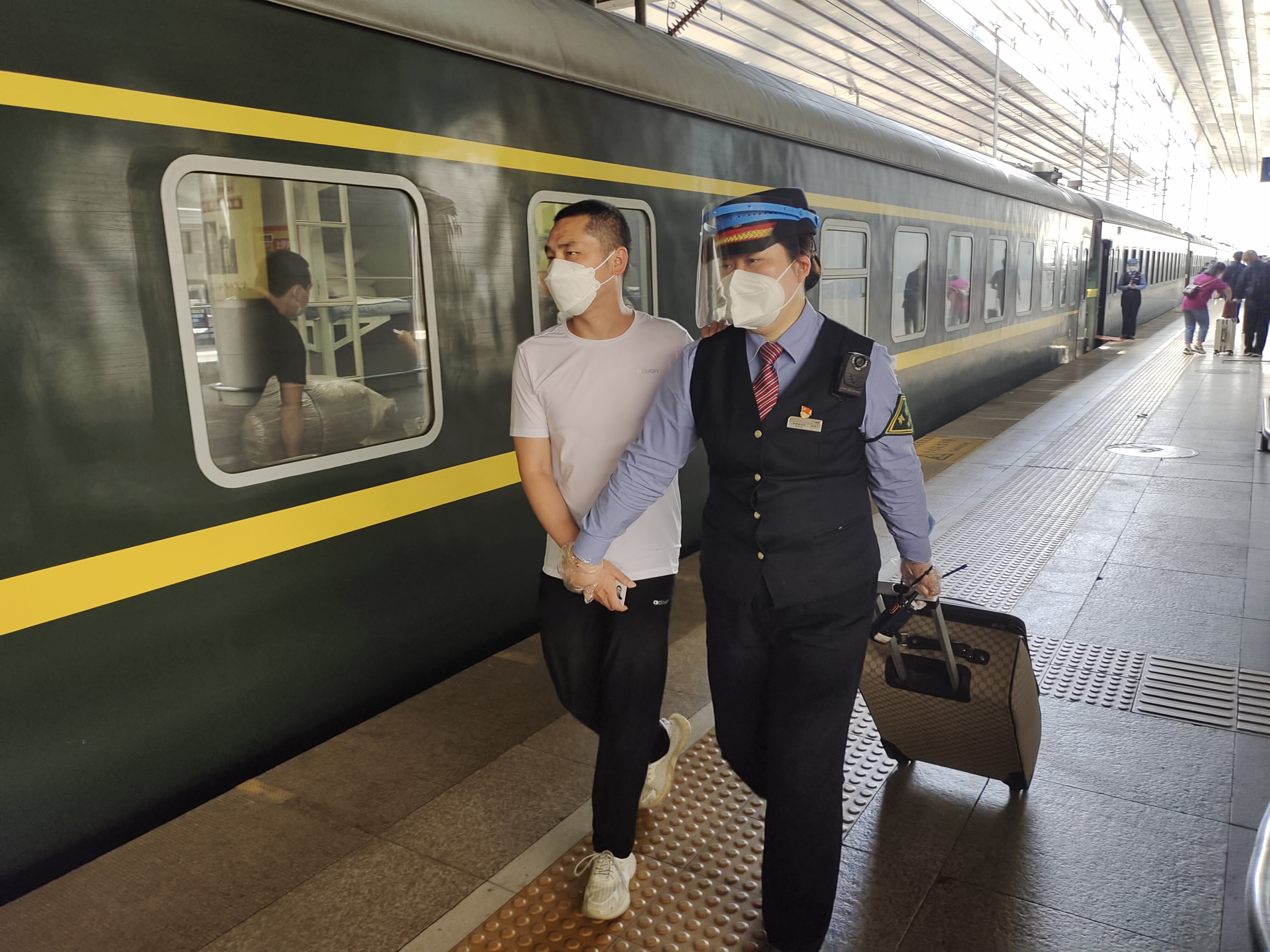 近日,由南昌客运段京广车队t168/7次一组值乘的南昌至北京西站的t167
