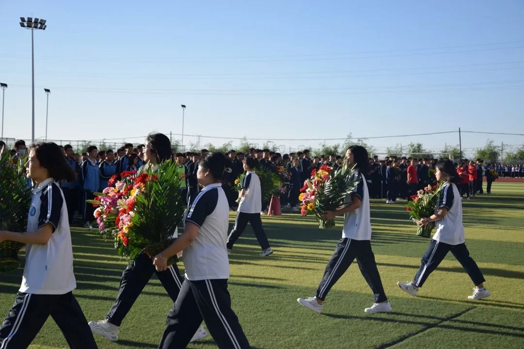 心祝福衷高二年级郑慧锐,刘颖同学代表所有学弟学妹为即将奔赴考场的