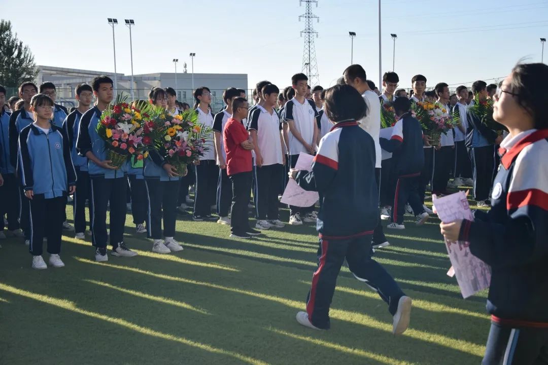 心祝福衷高二年级郑慧锐,刘颖同学代表所有学弟学妹为即将奔赴考场的