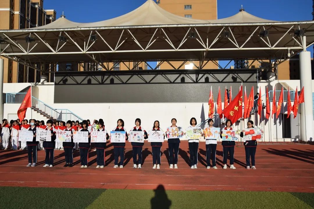 心祝福衷高二年级郑慧锐,刘颖同学代表所有学弟学妹为即将奔赴考场的