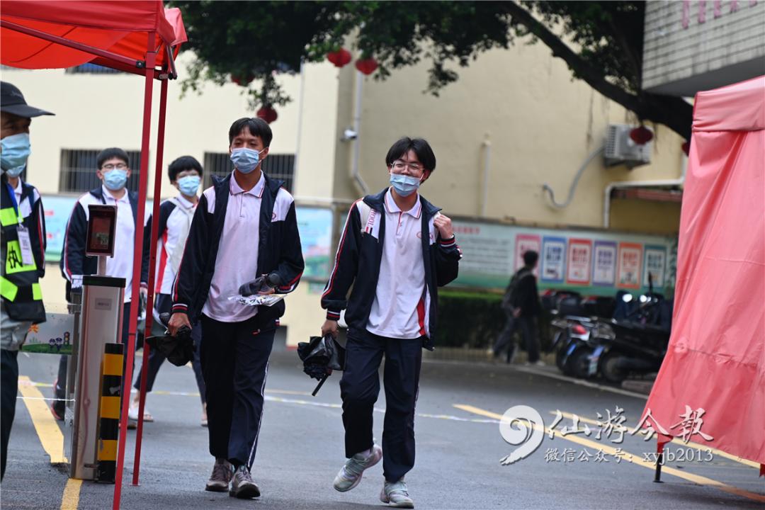 砥砺前行 林辰涛 摄撑起坦途 杨立 摄赶早守护 杨立 摄仙游私立一中