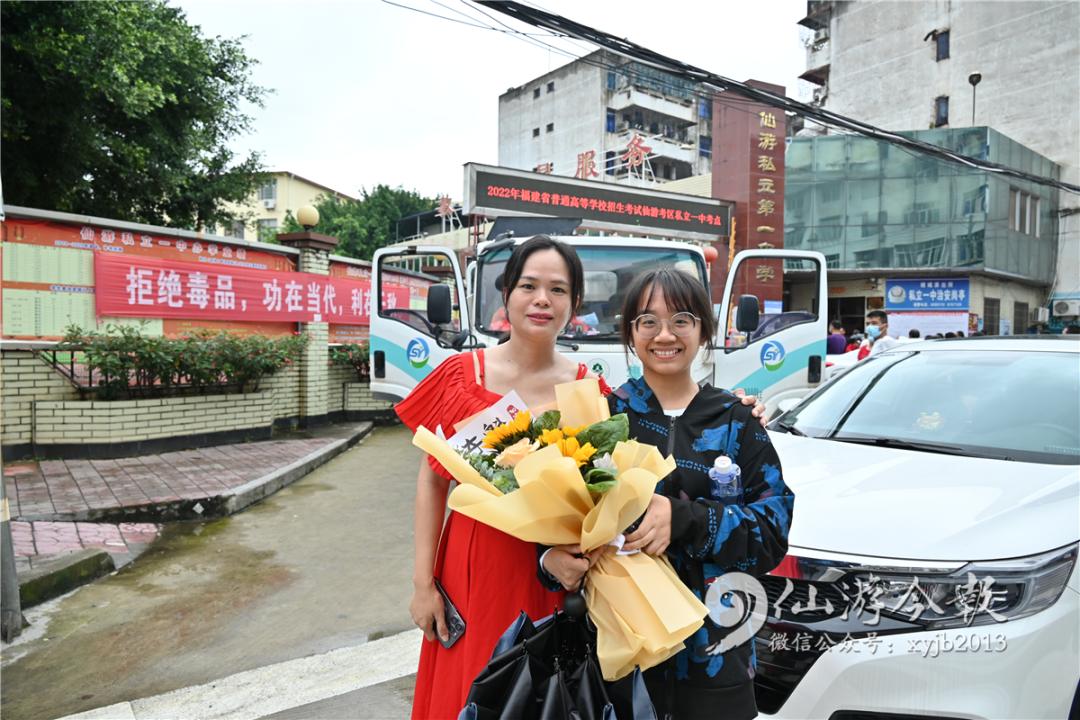 砥砺前行 林辰涛 摄撑起坦途 杨立 摄赶早守护 杨立 摄仙游私立一中