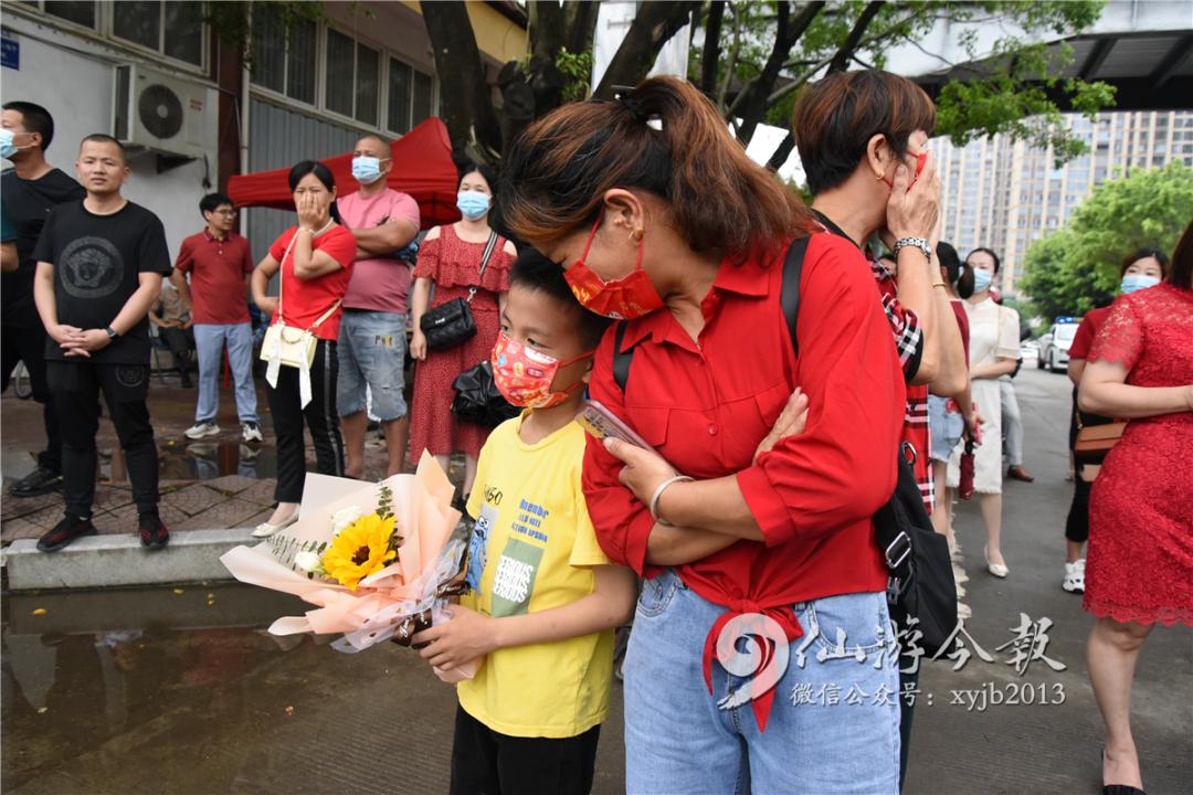 仙游现代中学砥砺前行 林辰涛 摄撑起坦途 杨立 摄赶早守护 杨立 摄