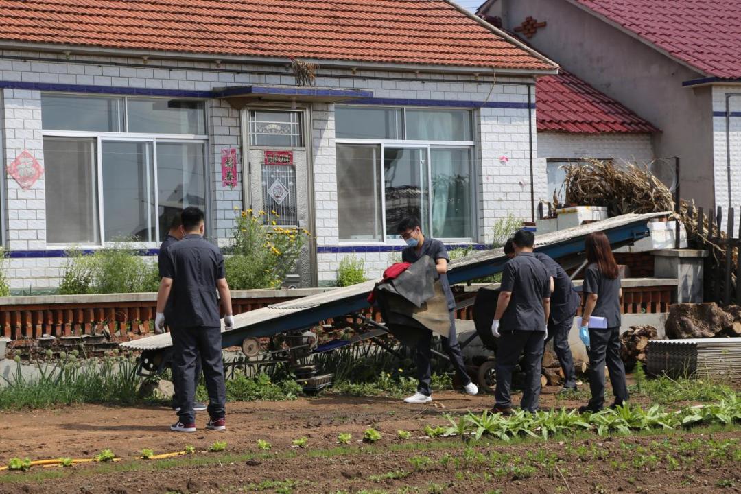 包保干警深入东丰县大阳镇大阳村46户农户家中进行实地走访对接,他们