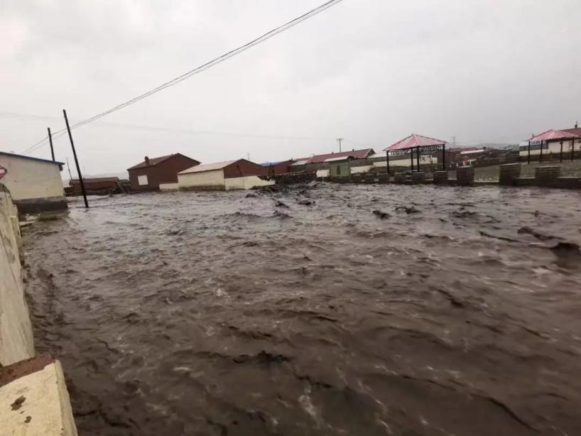 突发暴雨引发洪水内蒙古消防紧急救援被困群众