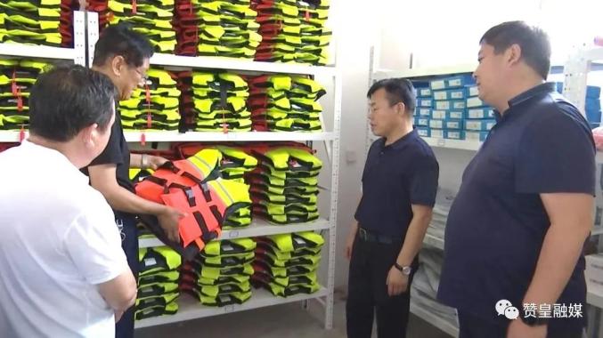 卢占军一行先后来到县应急物资储备库和白草坪水库,认真听取相关负责