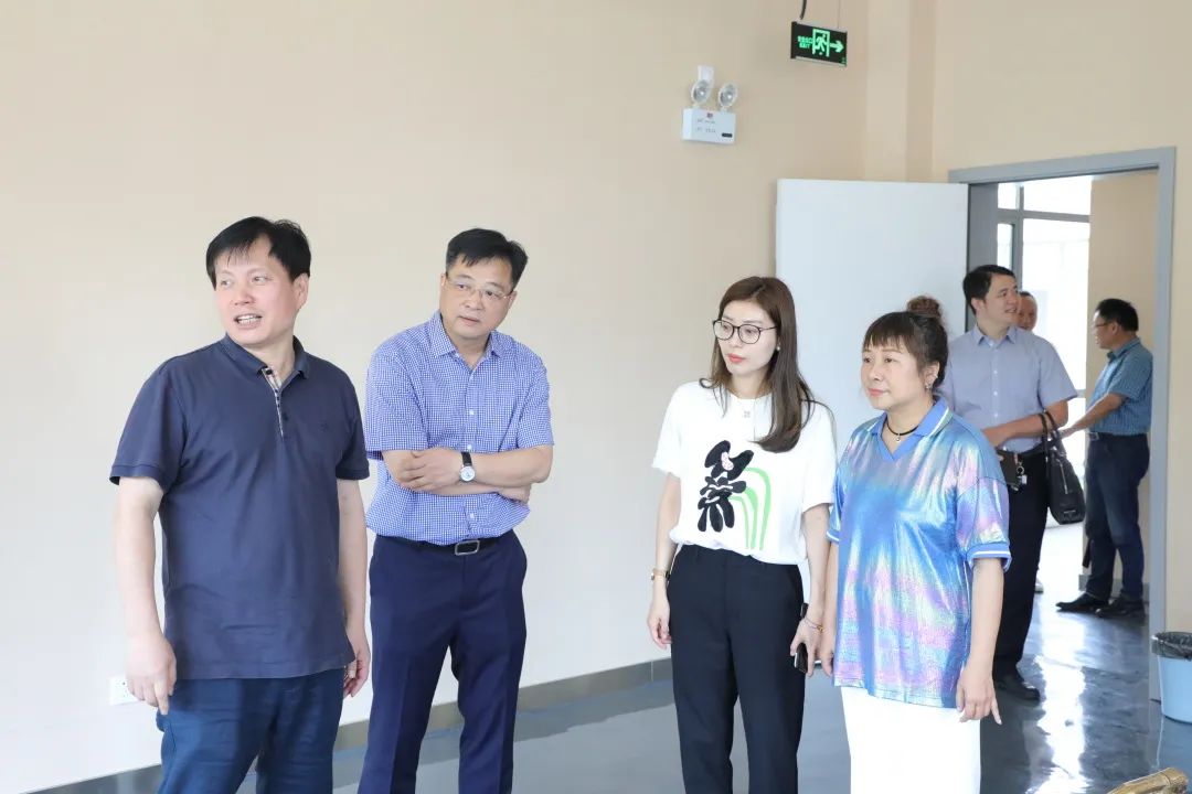 区侨办主任李自钧,区侨联副主席徐永春,镇党委委员,统战委员沈佳颖等