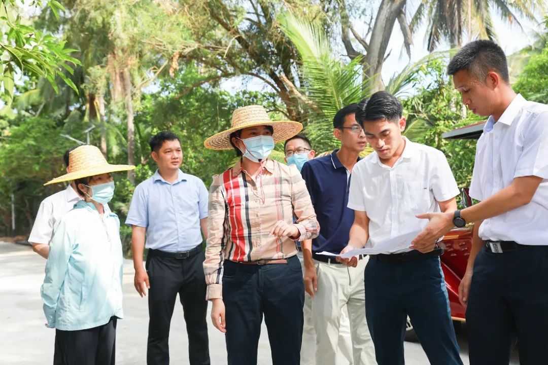 记者 邓启志 摄调研中,县长罗桦边走边看,边听边问,详细了解新村镇