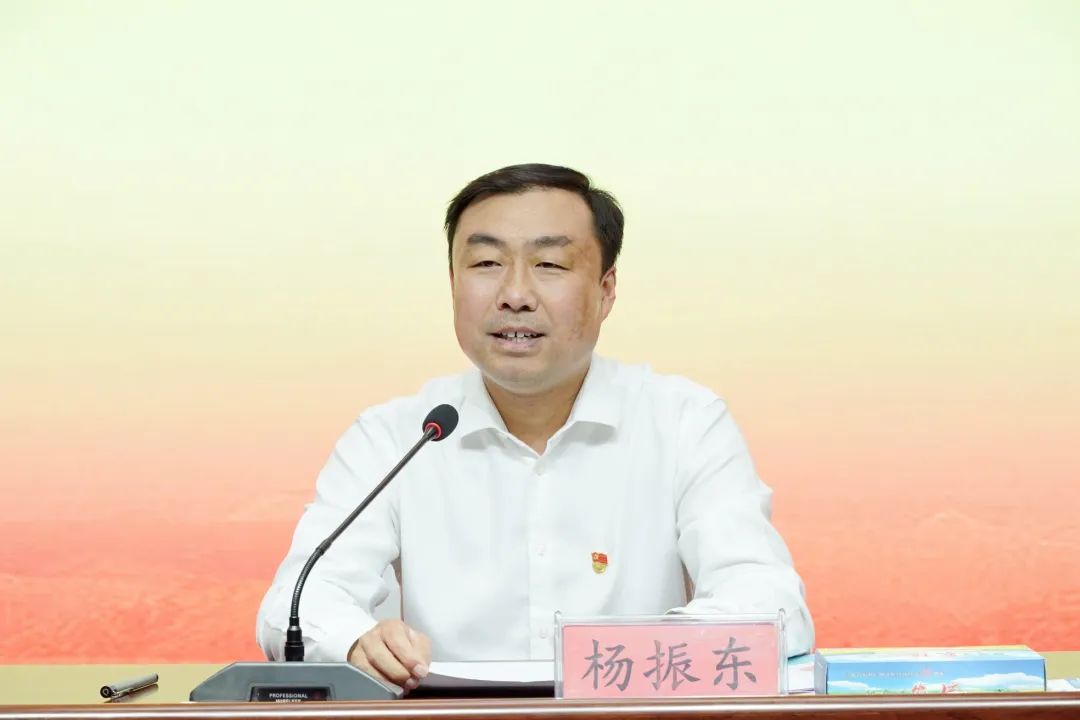 杨振东先后到育才小学,育英小学,巨鹿二幼,实验中学,察看校园基础设施