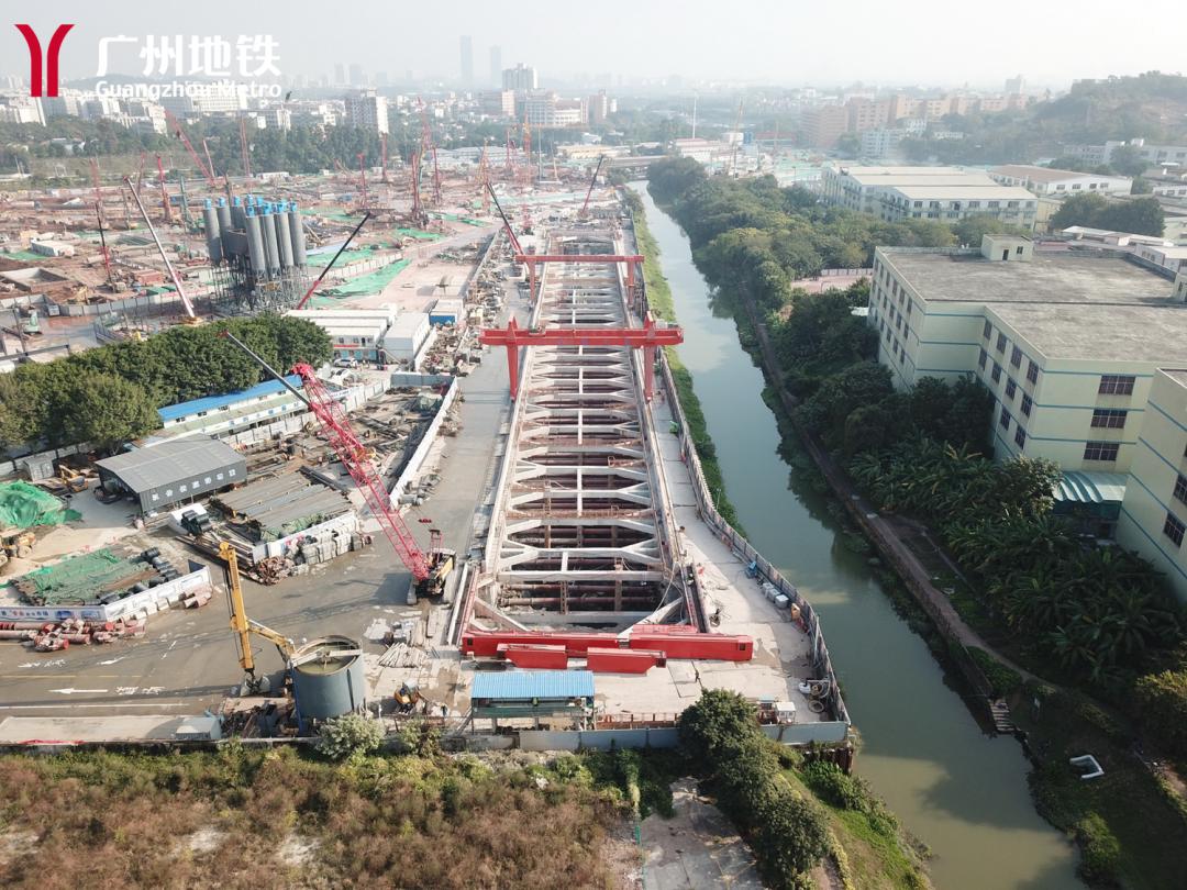 先后下穿河涌,地铁车辆段,高速路和酒店等建构筑物,到达赤沙滘站接收