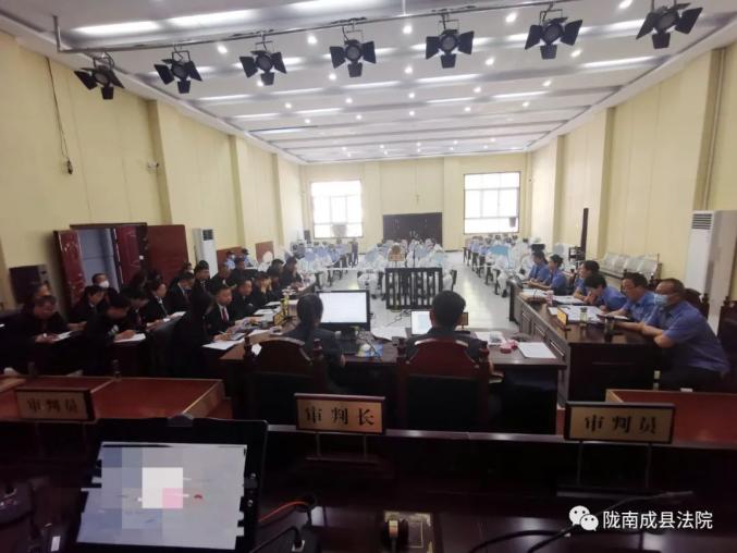 22名被告人受审看成县法院如何审理这起刑事案件