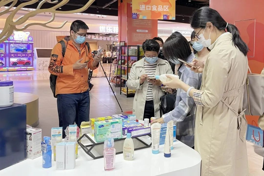 "天津中新生态城跨贸通贸易有限公司总经理张思拓介绍说"过往消费中