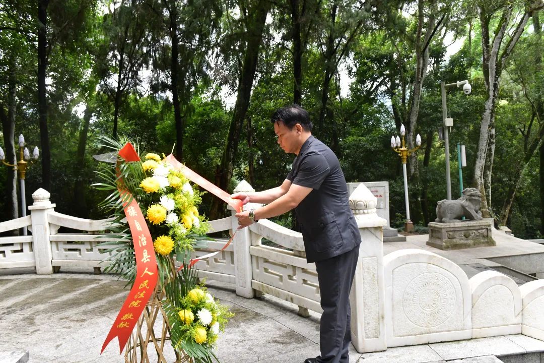 向革命烈士纪念碑和韦拔群烈士墓敬献花篮012022年6月23日上午,大化