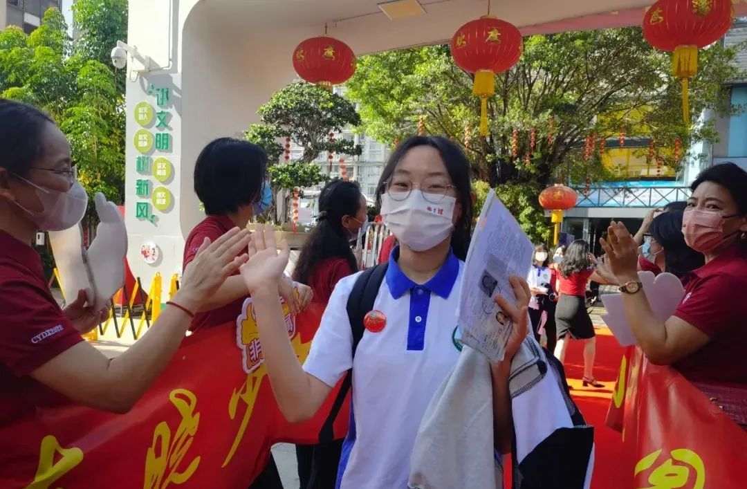 为罗湖万余名考生加油直击中考现场