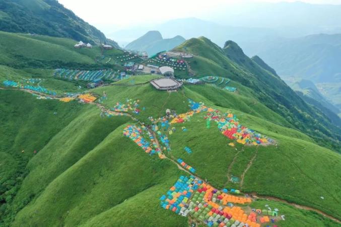 暑假期间,江西萍乡武功山景区迎来了客流高峰,市场亮点不断涌现,旅游