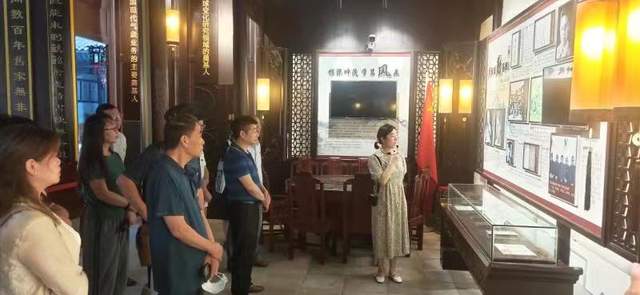 在叶笃正气象科普馆,全体党员重温入党誓词,在馆讲解员带领下,大家