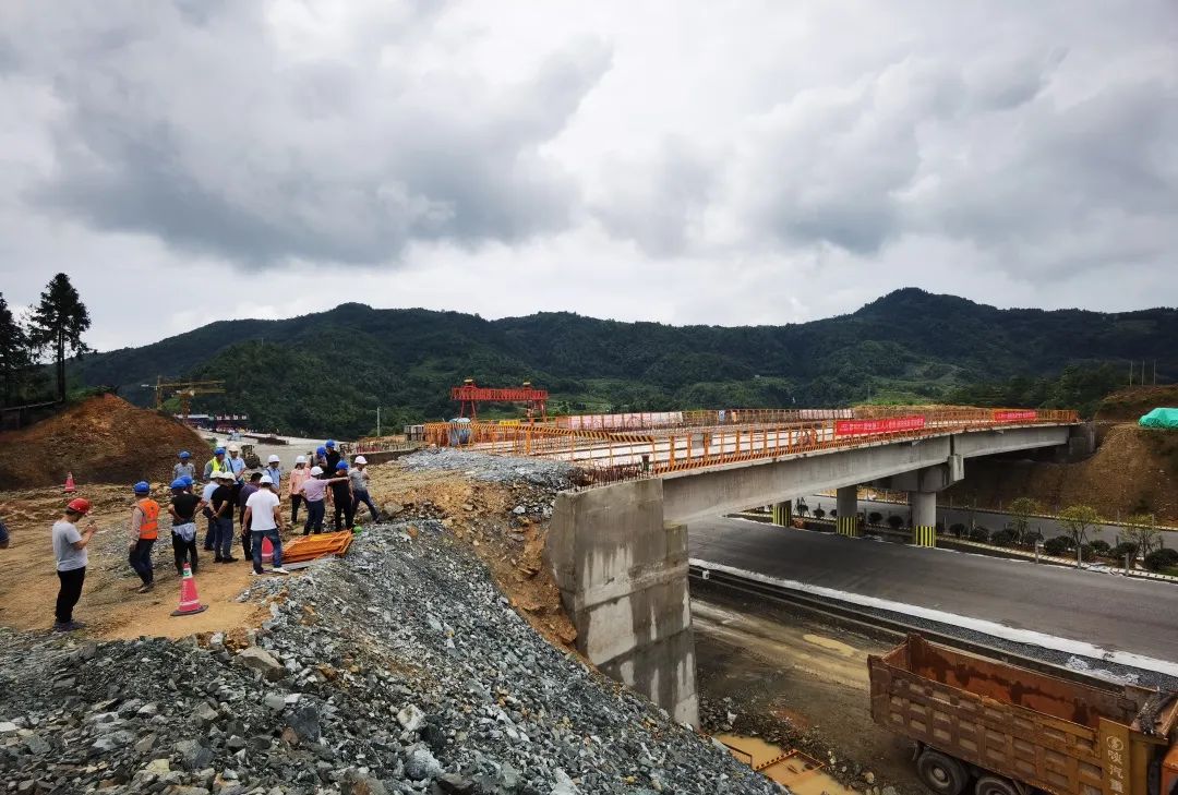 实现高速公路与规划温武吉铁路文成站的有机衔接,促进文成樟山片开发