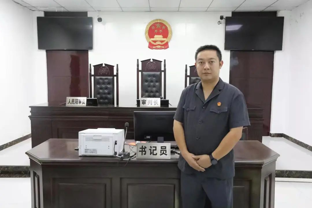 苍溪法院干警蹇京校被授予县十大杰出青年称号