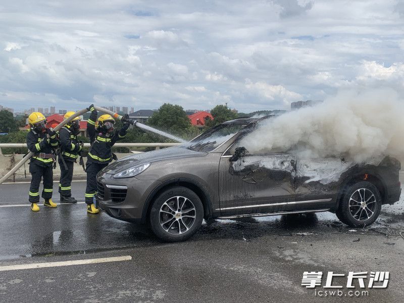 长沙一辆保时捷越野车突发自燃如何避免夏季车辆上火