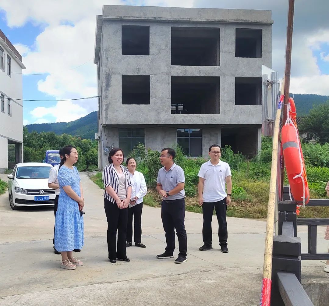 社会治理巾帼行动赣州市妇联副主席肖宏蕾一行来龙南市督导防溺水工作