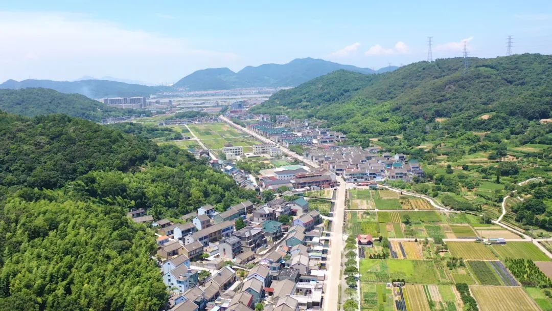 小门村位于白峰街道西部,三面环山,一面濒海,毗邻329国道.