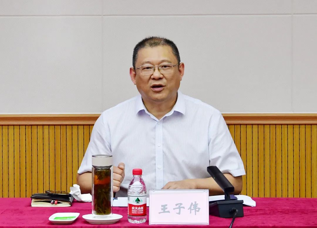 王子伟院长指出,孙长永教授睿智博学,其法学钻研精神令人敬佩.