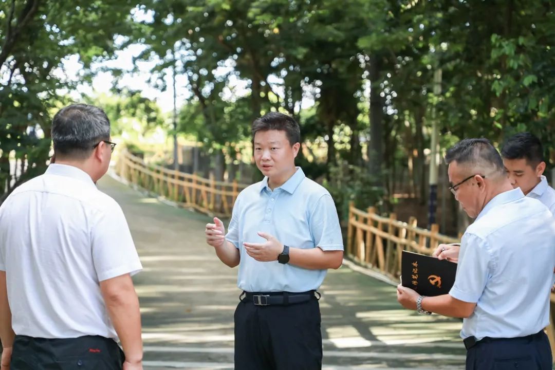 记者 邓启志 摄在本号镇本号村火龙果基地,吴海峰认真听取有关工作