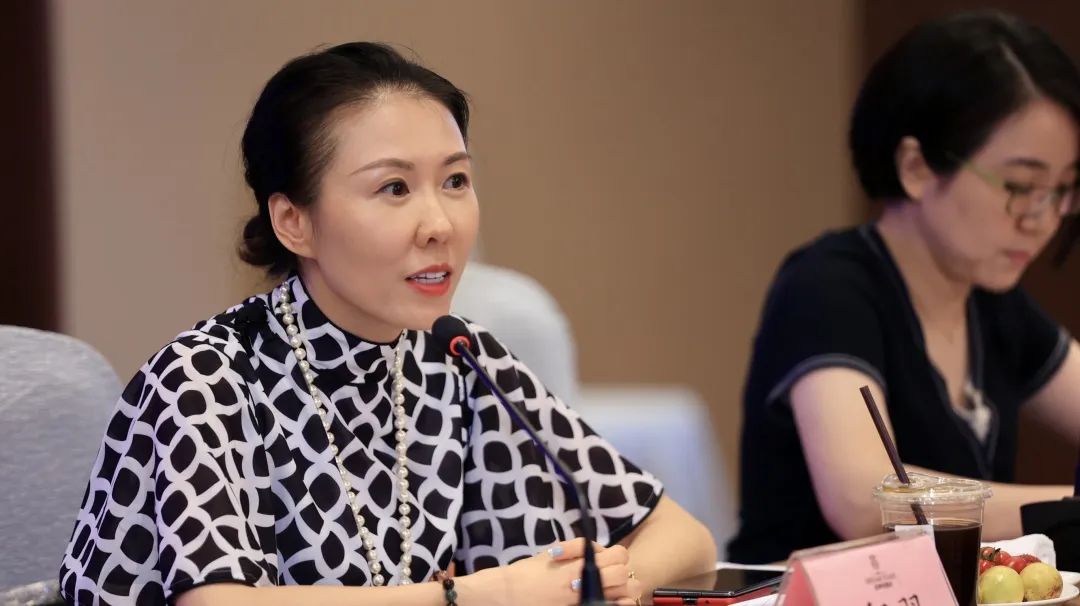 会上,巾帼创业创新联谊会会长邱翌对上半年的工作进行回顾总结并对下